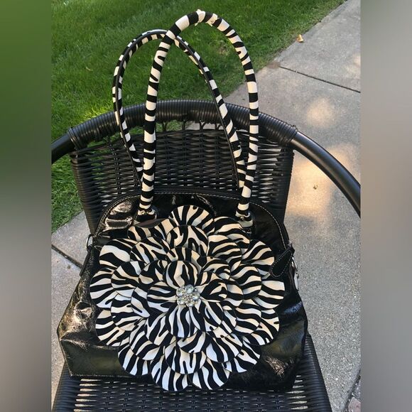 😊3/$30 Hananel Purse Black & White exterior w/Flower, interior tiger print - Picture 2 of 11